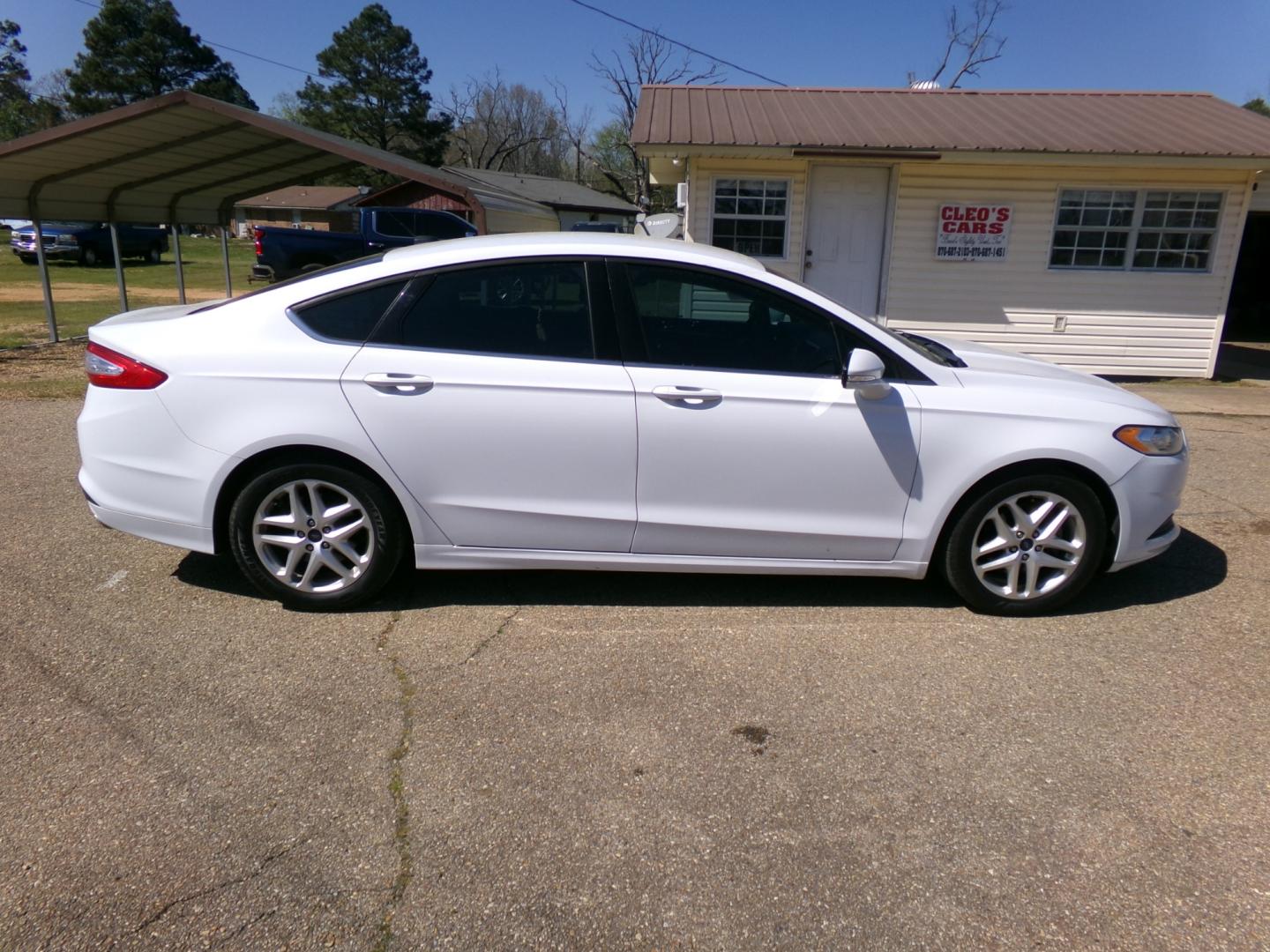 2015 White /Black Ford Fusion SE (1FA6P0H70F5) with an 2.5L L4 DOHC 16V engine, automatic transmission, located at 401 First NE, Bearden, AR, 71720, (870) 687-3414, 33.726528, -92.611519 - Photo#20